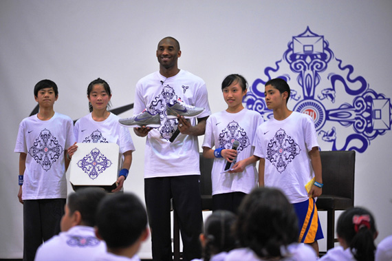 Kobe Bryant Kobe Vi Launch Clinic 01