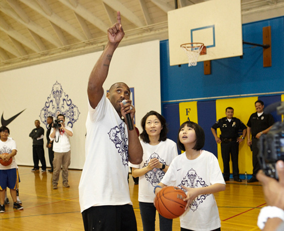 Kobe Bryant Kobe Vi Launch Clinic 03