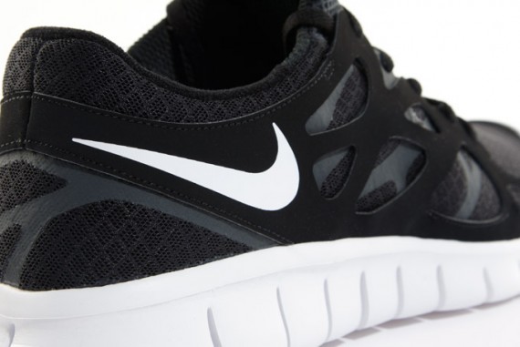 nike free run 2 black white