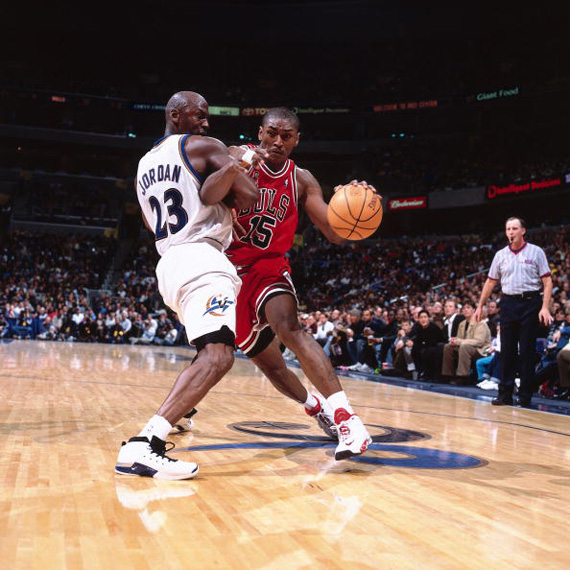Michael Jordan Blocks Ron Mercer - SneakerNews.com