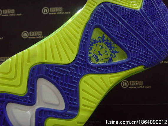 nike lebron 8 v2 low blue volt new images 01