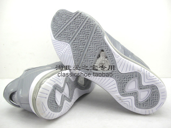 Nike Lebron 8 V2 Low Wolf Grey White Metallic Silver Detailed Images 08