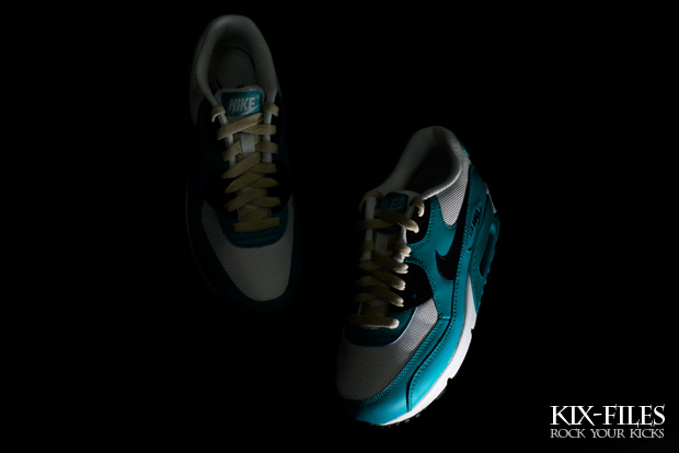 Nike Wmns Air Max 90 Mineral Blue 1