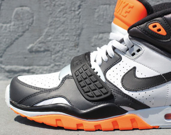 nike grey and orange trainers