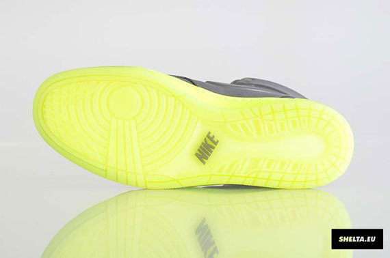 Nike Wmns Royalty Rip Neon 01