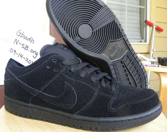 nike dunk low blackout