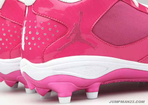 Jordan Breast Cancer Cleat 11 01