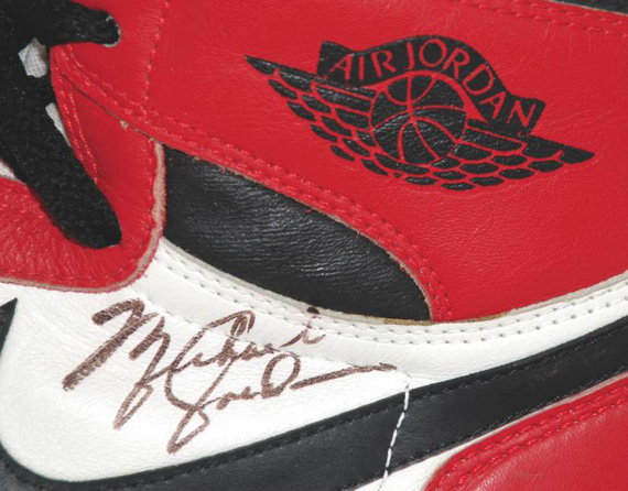 Michael Jordan Autographed Nike Air Jordan 1 Retro High 85 Varsity