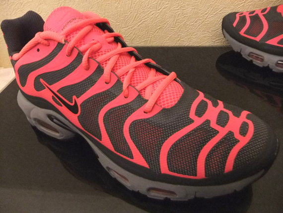 Nike Air Max Plus Fuse Black Solar Red SneakerNews