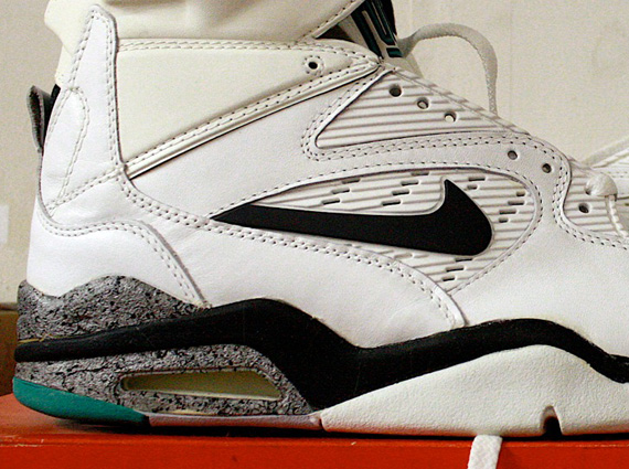 Ya foro Suavemente Nike Air Command Force - White - Black - Bright Green | OG Pair on eBay -  SneakerNews.com