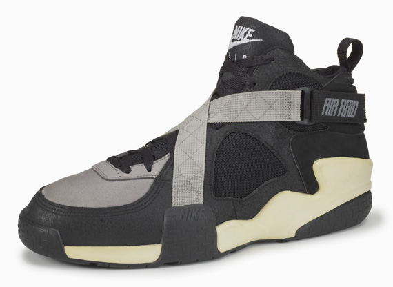 20 Years Of Nike Basketball Design: Air Raid (1992) - SneakerNews.com