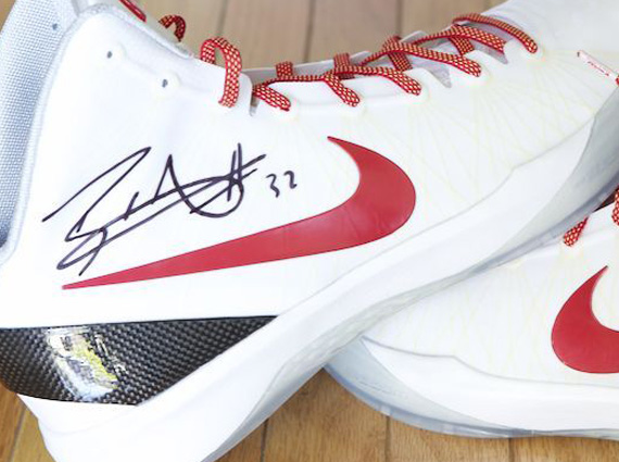 Nike Zoom Hyperdunk 2011 Elite – Blake Griffin Autographed PE