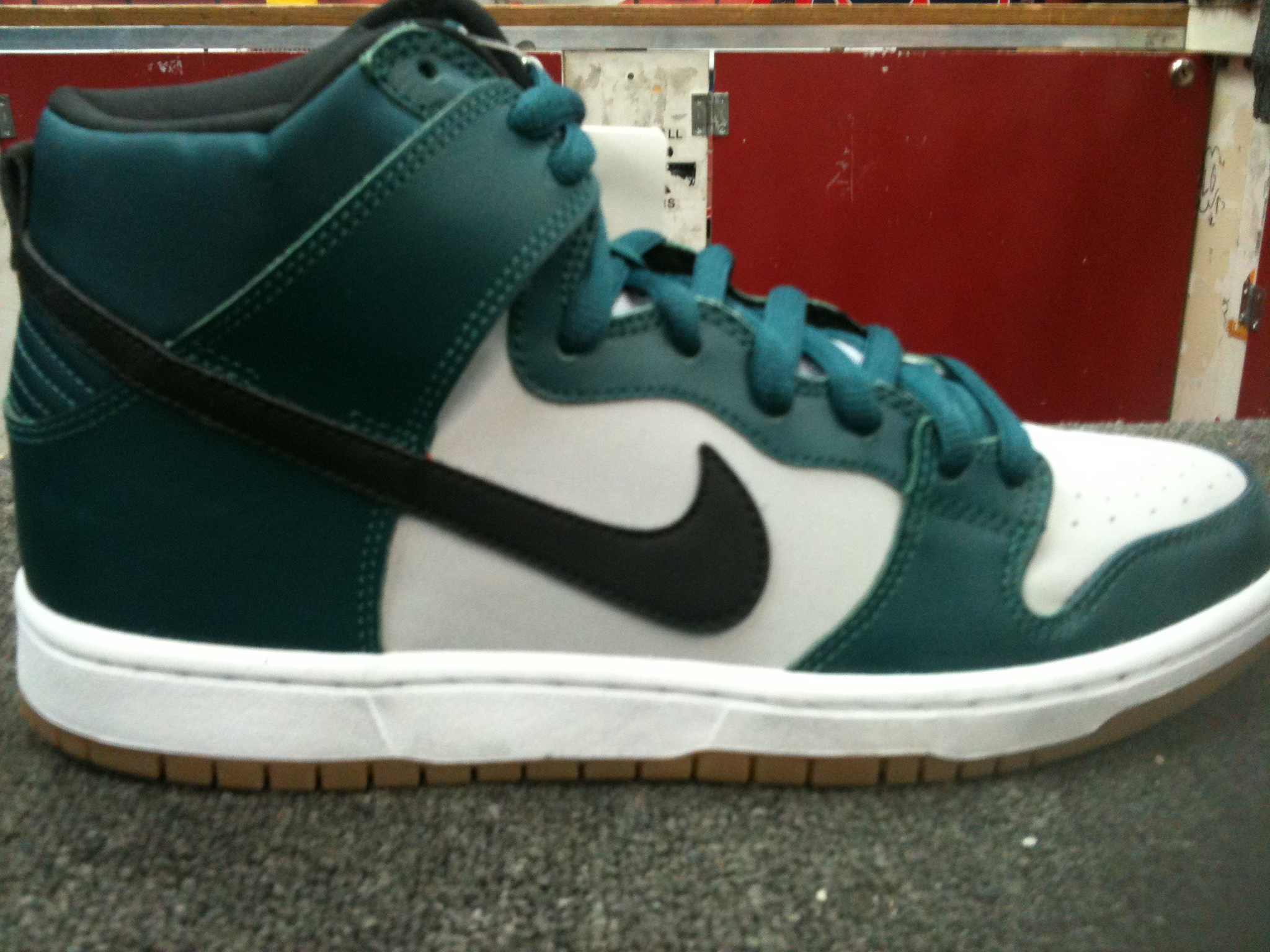 nike-sb-dunk-high-green-white-gum-1 Nike Sb Dunk High Green White Gum 1