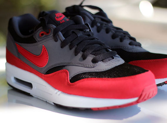 nike air max 1 red and black