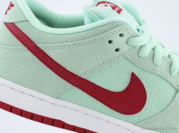 mint and red nike dunks