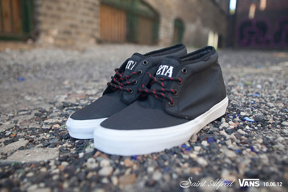 Vans chukka clearance on feet