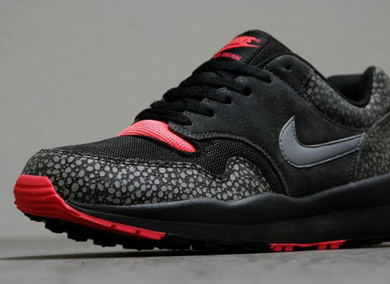 Nike Air Safari – Black – Solar Red