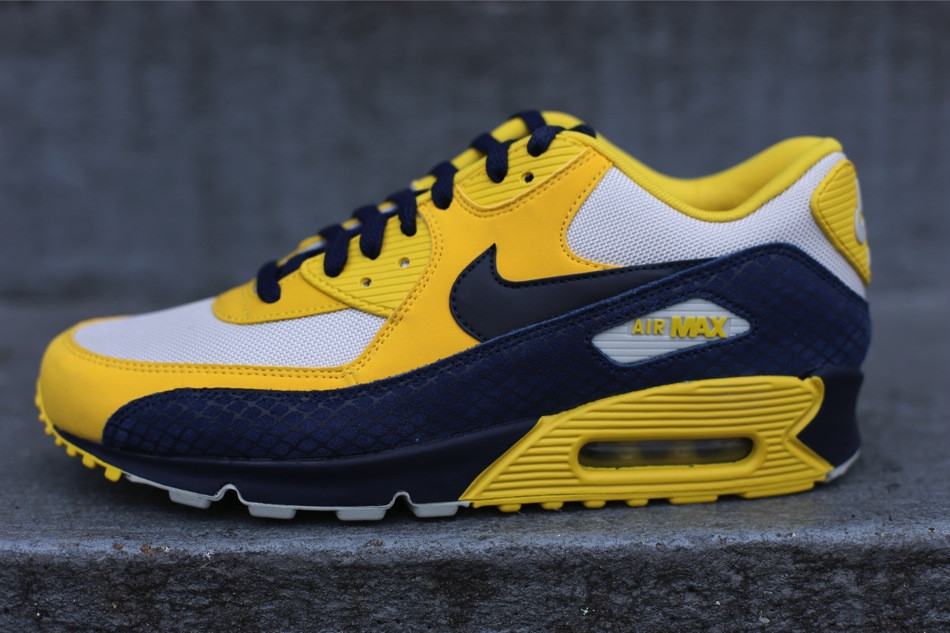 Nike Air Max 90 Premium Snake Vivid Sulfur Obsidian Light Bone 1