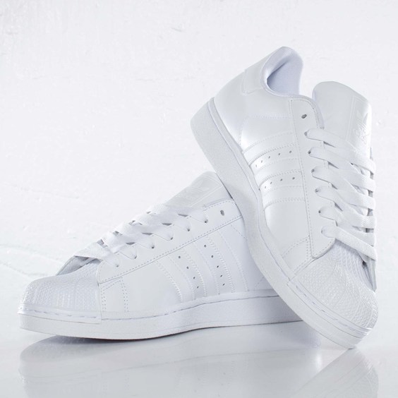 all white adidas superstar 2