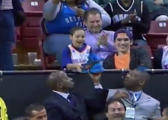 Kevin Durant Throws Shoe To Fan