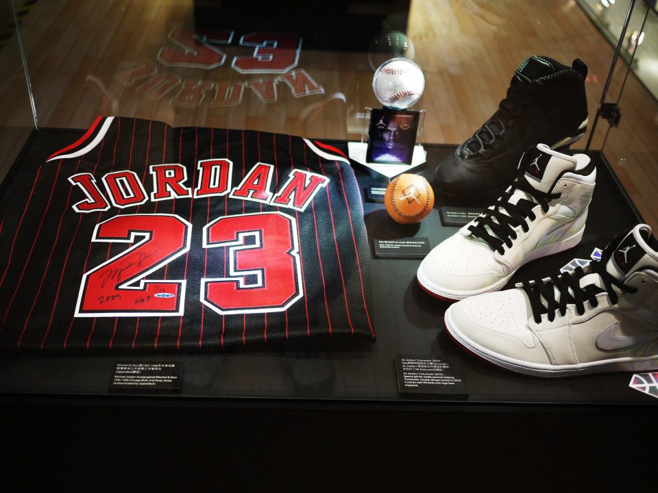 Michael Jordan Enterbay Showcase 001