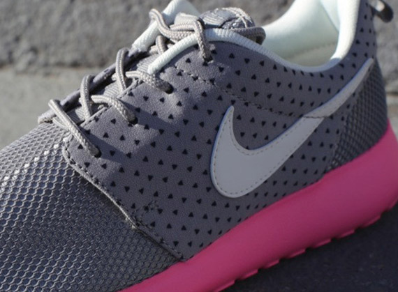 Nike WMNS Roshe Run – Medium Grey – Polarized Pink