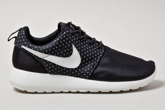 Nike Wmns Roshe Run Night Snow 1