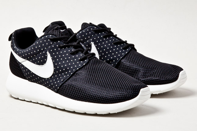 Nike Wmns Roshe Run Night Snow 2