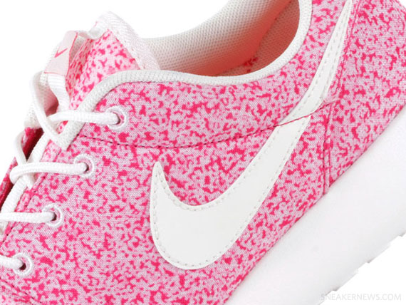 Nike WMNS Roshe Run “Pink Force”
