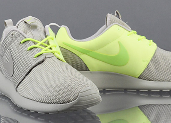 Nike Roshe Run “Split” – Classic Stone – Volt