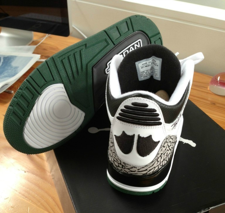 Air Jordan Iii Oregon Tinker Hatfield Autographed Pair 02