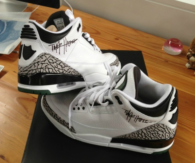 Air Jordan Iii Oregon Tinker Hatfield Autographed Pair 04