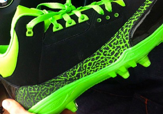 Air Jordan III - Terrell Owens Seattle Seahawks PE Cleats 