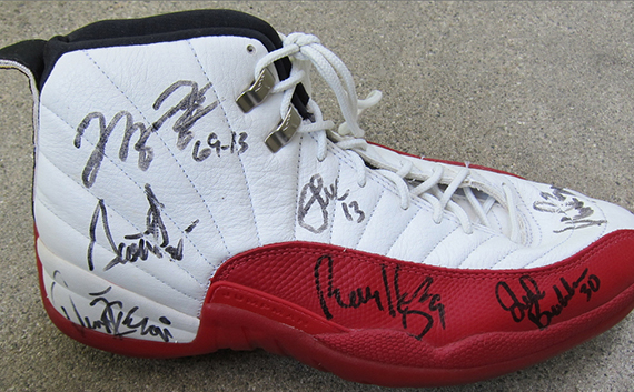 Air Jordan Xii Chicago Bulls Team Autographed 7