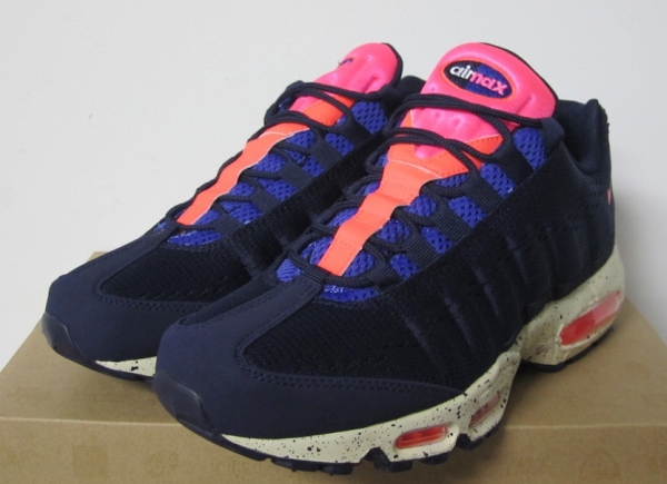 Nike Air Max 95 Em White Total Crimson Blackened Blue Beach 03