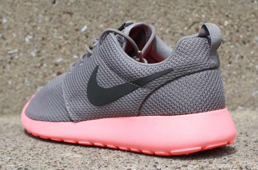 Nike Roshe Run Soft Grey Midnight Fog Total Crimson 1