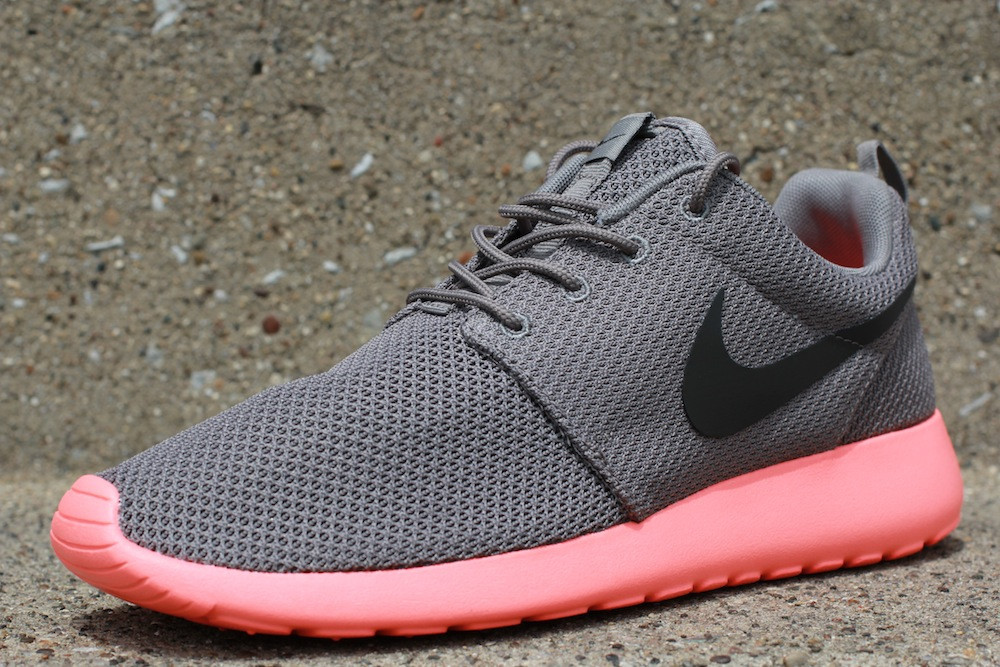 Nike Roshe Run Soft Grey Midnight Fog Total Crimson 2
