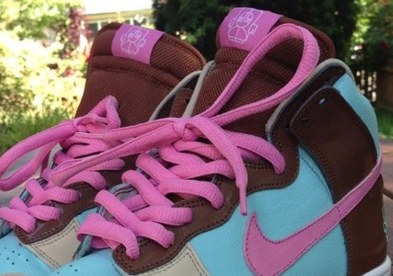 nike pink and blue dunks