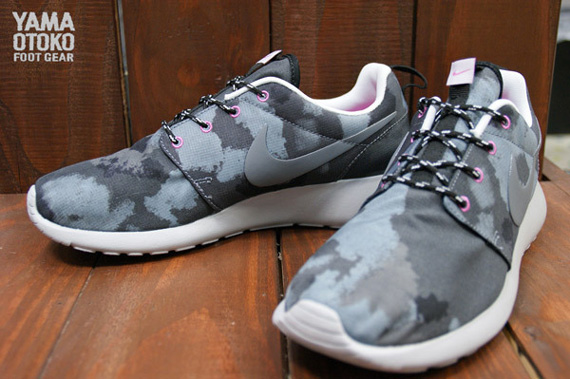 nike wmns roshe run black cool grey club pink 011