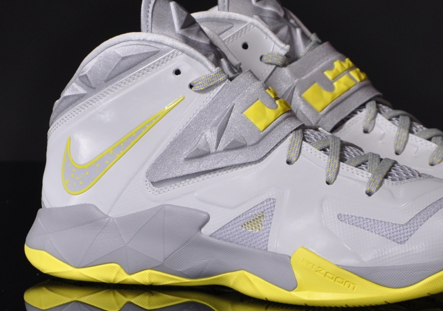 Nike Zoom Soldier Vii Pure Platinum Volt 01