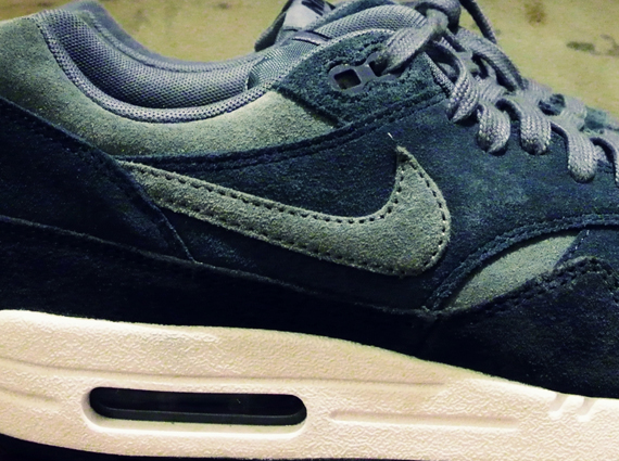 bed vleet Maladroit Blue Suede" Nike Air Max 1 - SneakerNews.com