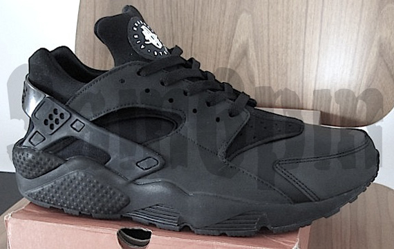 blackout huaraches