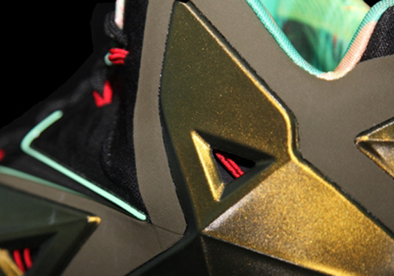 Nike outline Lebron Xi Parachut Gold Arctic Green Dark Loden Black