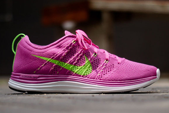 Nike Wmns Flyknit Lunar Club Pink Green 01