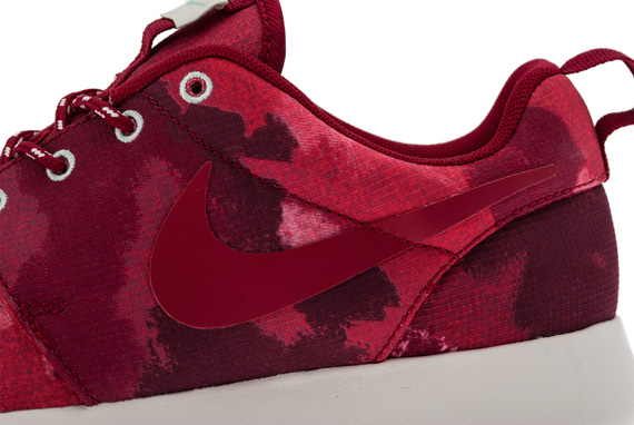 Nike Wmns Roshe Run Fusion Red Camo 02
