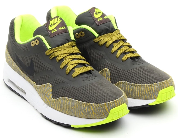 Nike Air Max 1 Tape Newsprint Black Parachute Gold Summit White 02