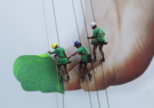 Nike Free Flyknit “Live Knitting” Billboard in Shanghai