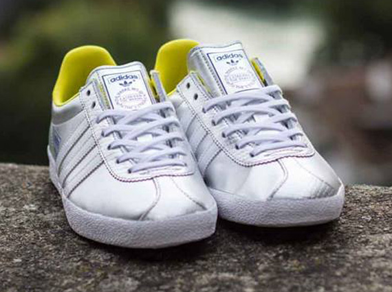 spiegel onderpand Beoefend adidas Originals Gazelle OG - Silver - White - SneakerNews.com