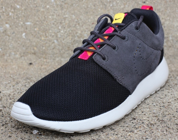 Nike Roshe Run Black Charcoal Pink 1