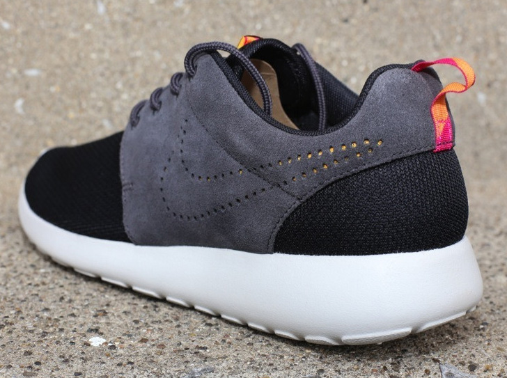 Nike Roshe Run Black Charcoal Pink 3